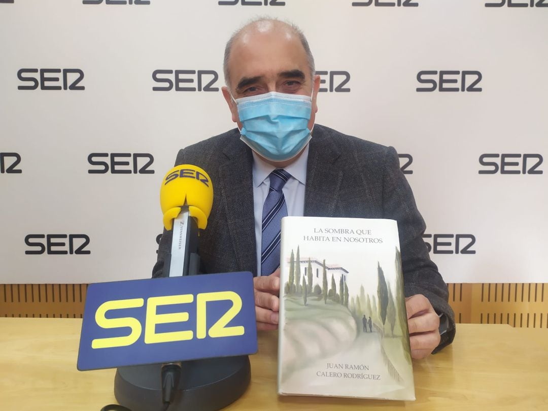 Juan Ramón Calero en Radio Murcia con uno de los ejemplares de su segunda novela &#039;La sombra que habita en nosotros&#039;