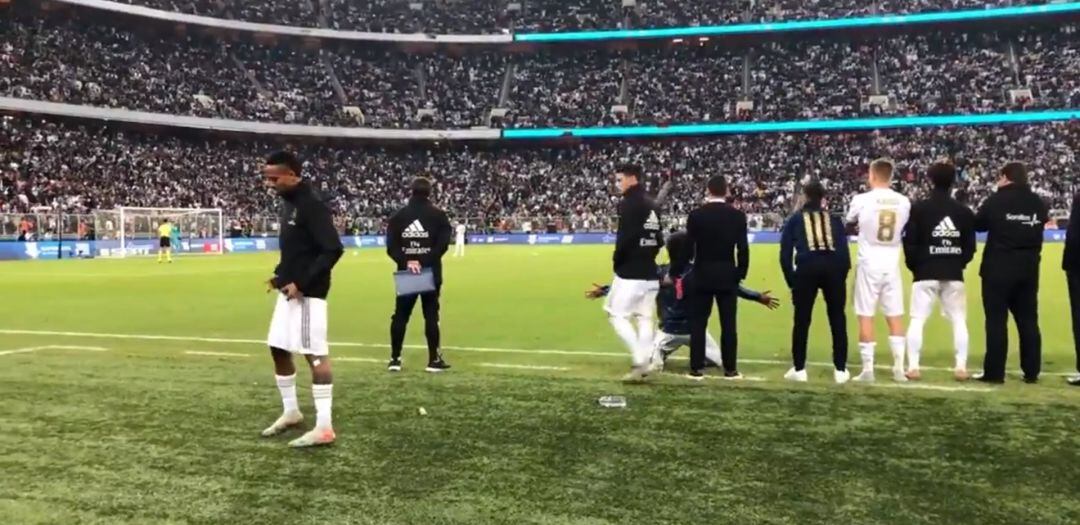 Los jugadores del Real Madrid, durante la tanda de penaltis de la Superocopa de España