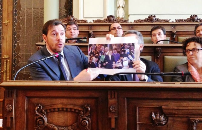 Oscar Puente muestra la foto en la que aparecen los gestores de la Escuela de Música en el acto del PP