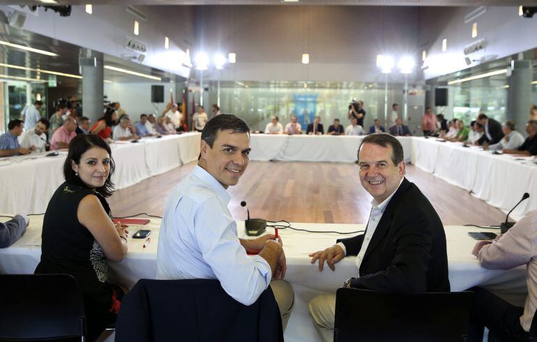 El secretario general del PSOE, Pedro Sánchez (c), y la secretaria de Política Municipal, Adriana Lastra (i), en el foro con alcaldes socialistas