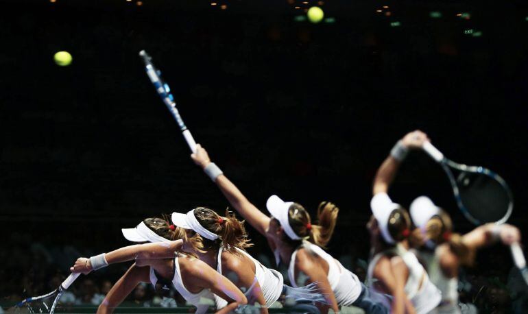 Fotografía de exposición múltiple que muestra a la tenista española Garbiñe Muguruza contra la alemana Angelique Kerber