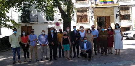 El grupo de asistentes al acto en los jardines de la plaza del Ayuntamiento de Quesada