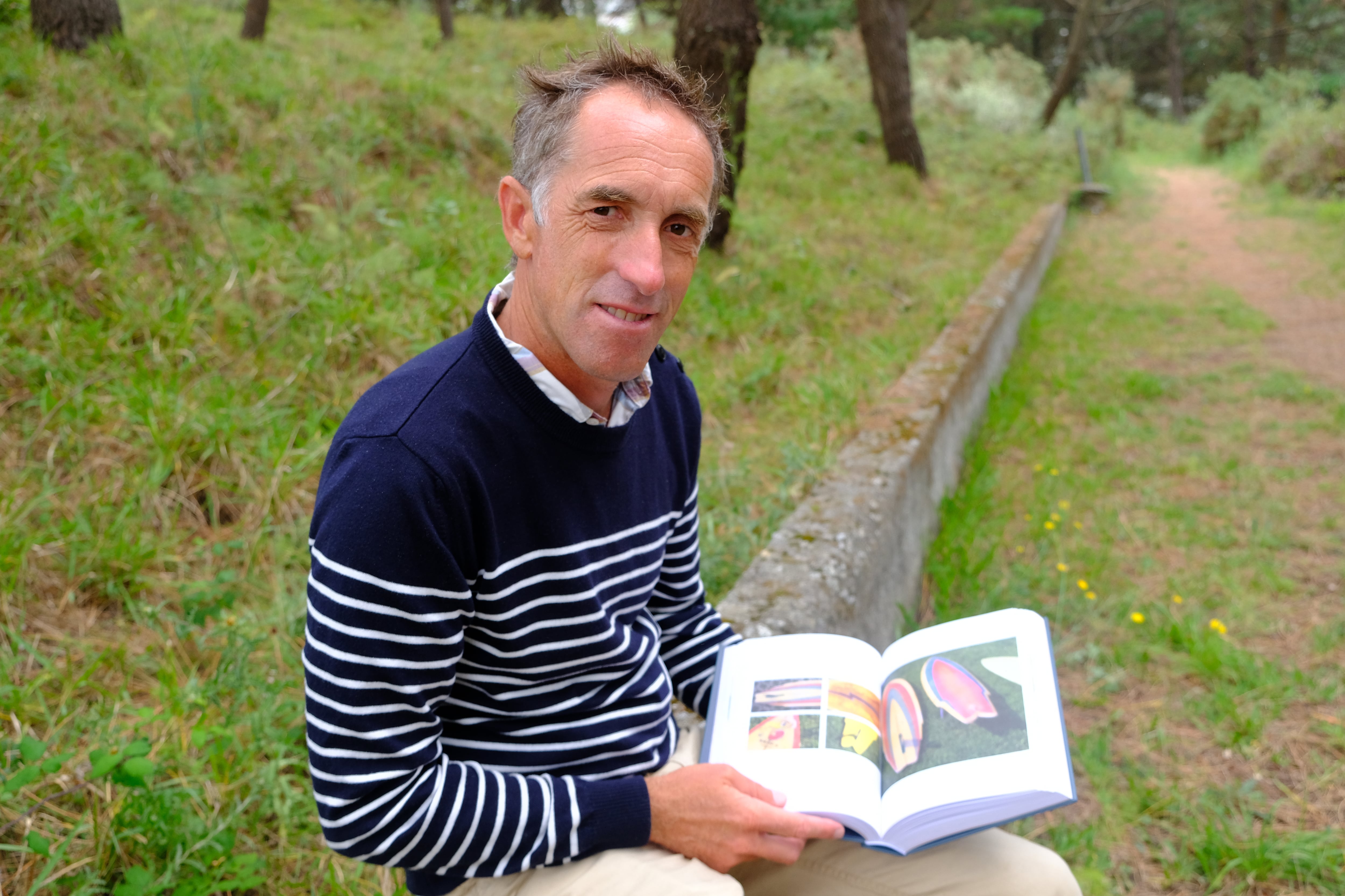 El ferrolano Jesús Busto publica “Otro mar”, un libro concebido como una recopilación de imágenes y datos sobre los orígenes del surf en Galicia, entre finales de los años 60 y principios de los 80. Foto: Kiko Delgado / EFE.