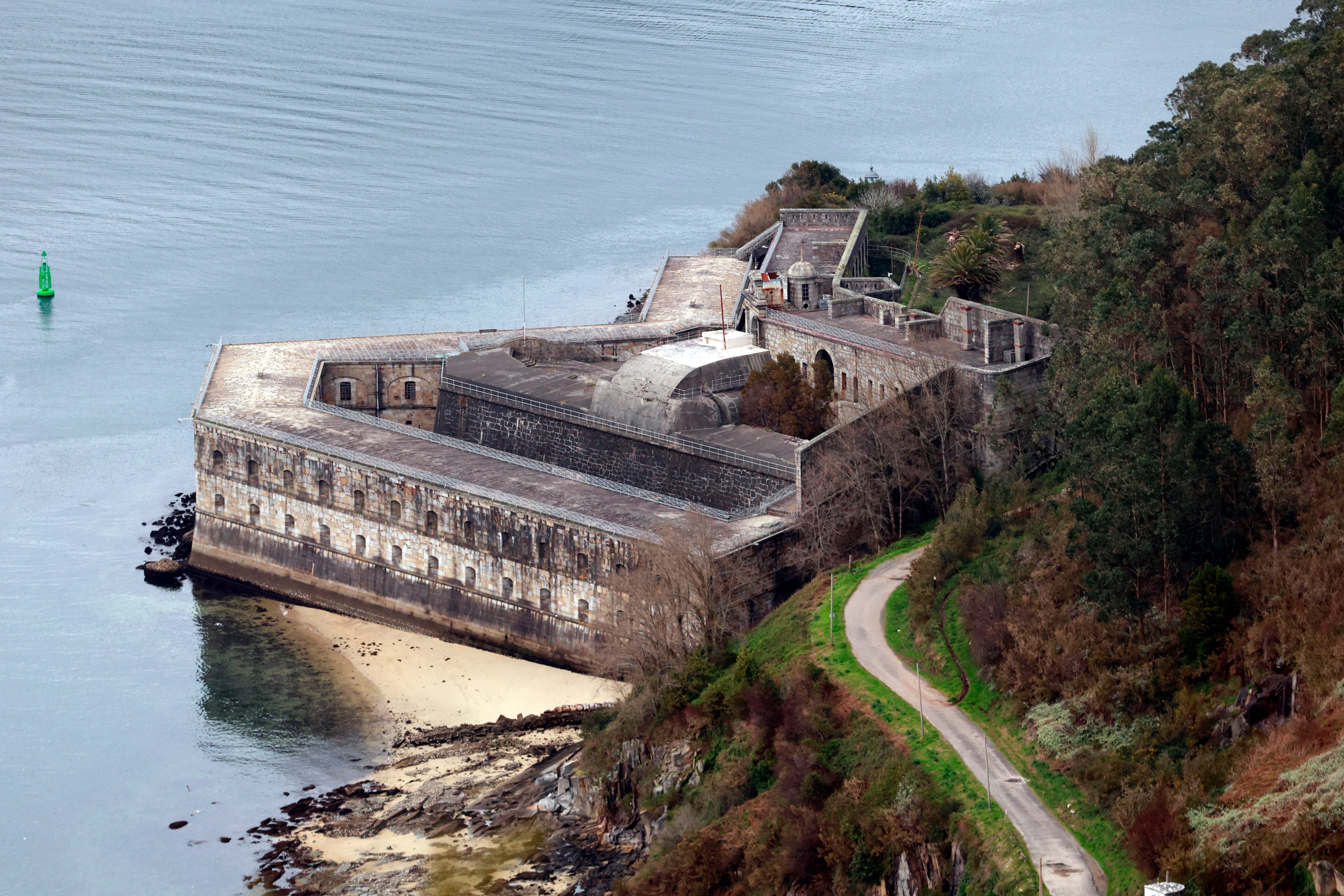 Días después de la desclasificación de los documentos del 23-F, el castillo de La Palma, ubicado en la boca de la ría de Ferrol y en el que estuvo encarcelado Antonio Tejero, espera desde hace mas de dos décadas por su transformación en hotel de lujo, un proyecto que sigue enquistado (foto: Kiko Delgado / EFE)