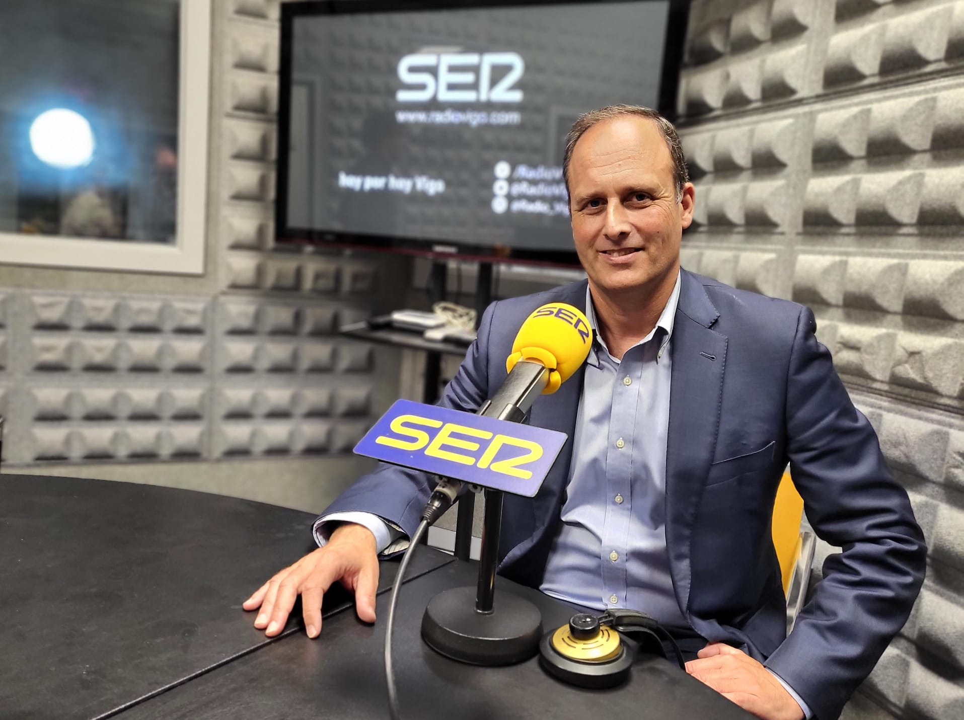 Carlos Botana, presidente de la Autoridad Portuaria de Vigo, en los estudios de Radio Vigo