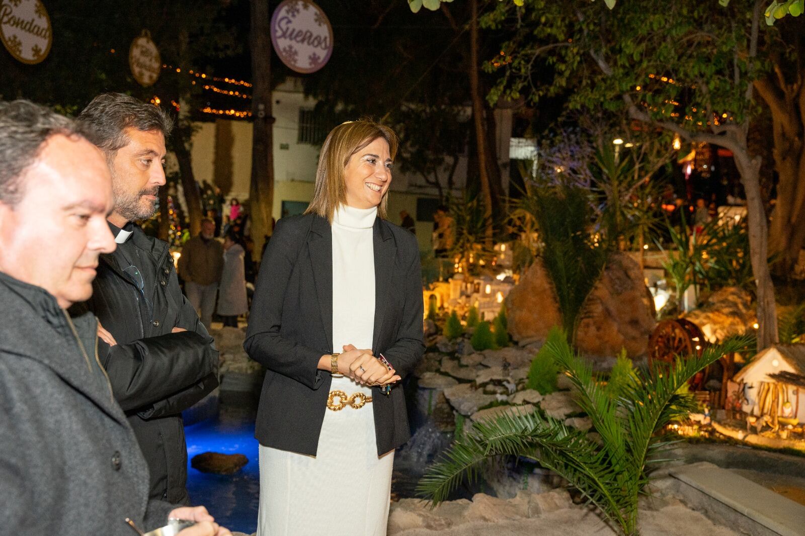 La alcaldesa de Archena contempla el Belén