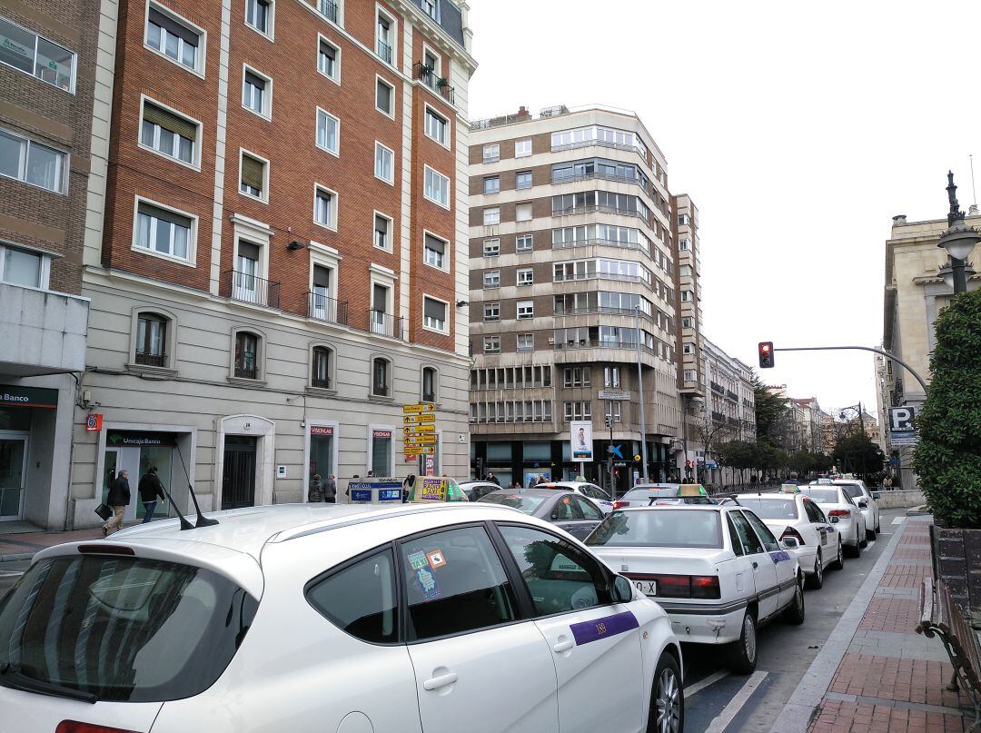 Parada de taxis en la Plaza de España a las 11:45 