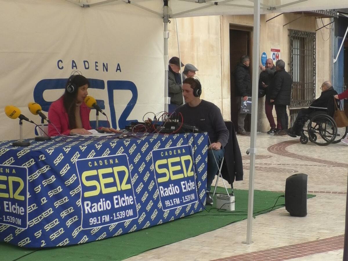 Radio Elche Cadena SER celebra el Día Mundial de la Radio sacando los micrófonos a la calle