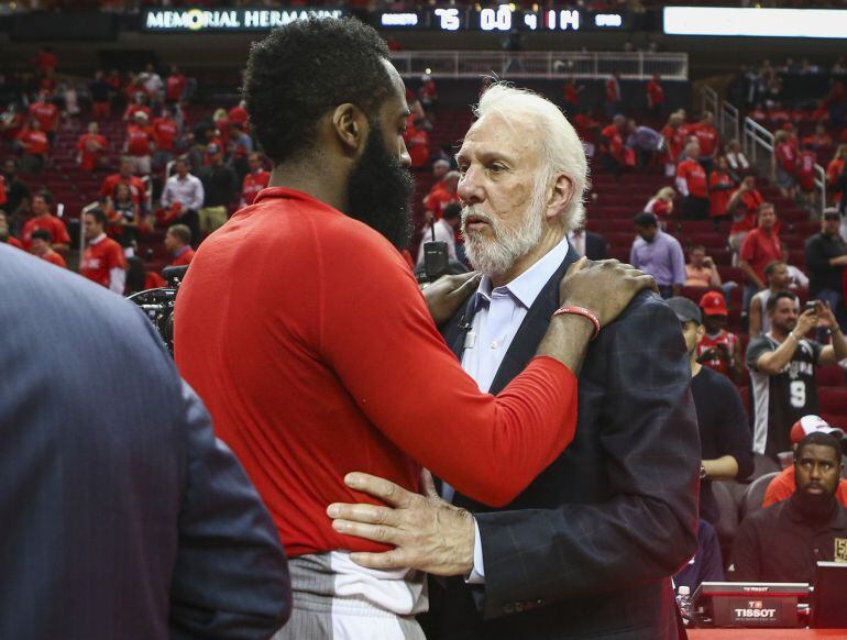 Gregg Popovich y James Harden charlan al final del sexto encuentro de la eliminatoria.