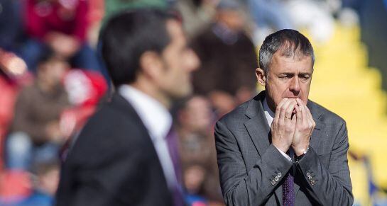 GRA162 VALENCIA, 1/2/2015.- El entrenador del Levante, Lucas Alcaraz,d, y el del Athletic de Bilbao, Ernesto Valverde, siguen desde la zona técnica el partido de la vigésimo primera jornada de la Liga BBVA que el Levante y el Atheletic de Bilbao disputaron hoy en el estadio Ciudad de Valencia. EFE/Migel Ángel Polo