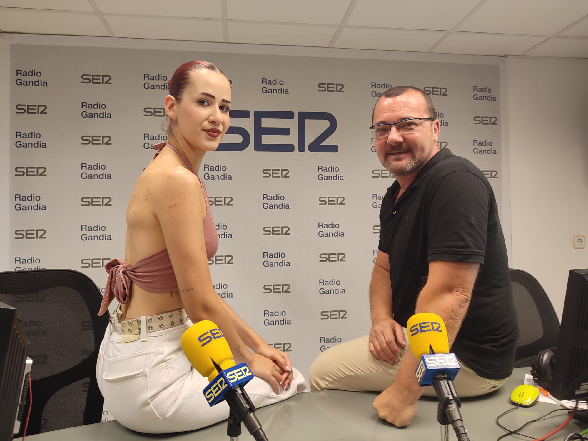 La cantante Kler en los estudios del Grupo Radio Gandia.