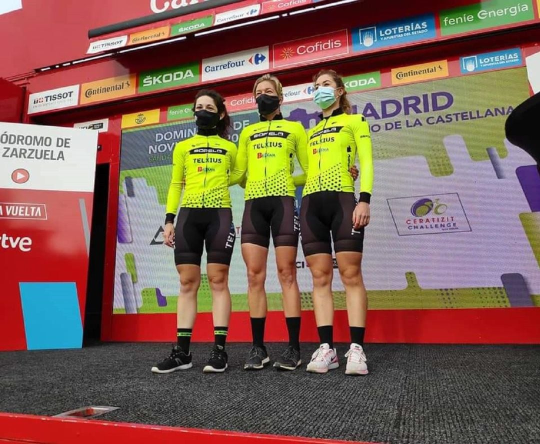 Sara Martín (i) junto a sus compañeros en el podio de salida de la última etapa junto a sus compeñeras en el Sopela.