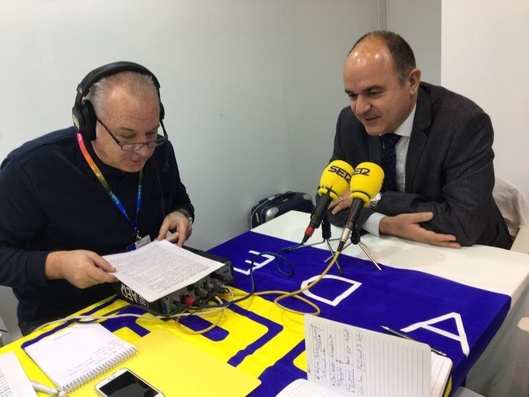 El alcalde de Santa Eulària, en el estudio móvil de Radio Ibiza en Fitur