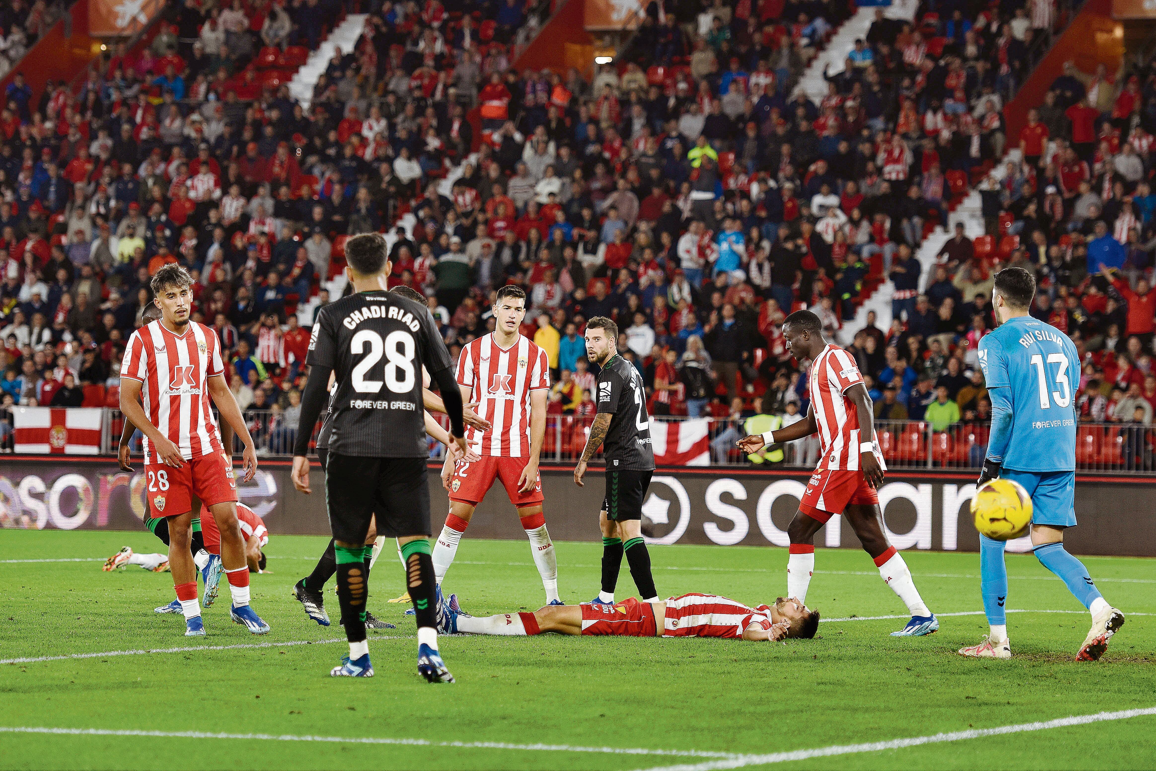 La imagen de un Almería derrotado en el partido ante el Betis (0-0) en el Estadio de los Juegos Mediterráneos.