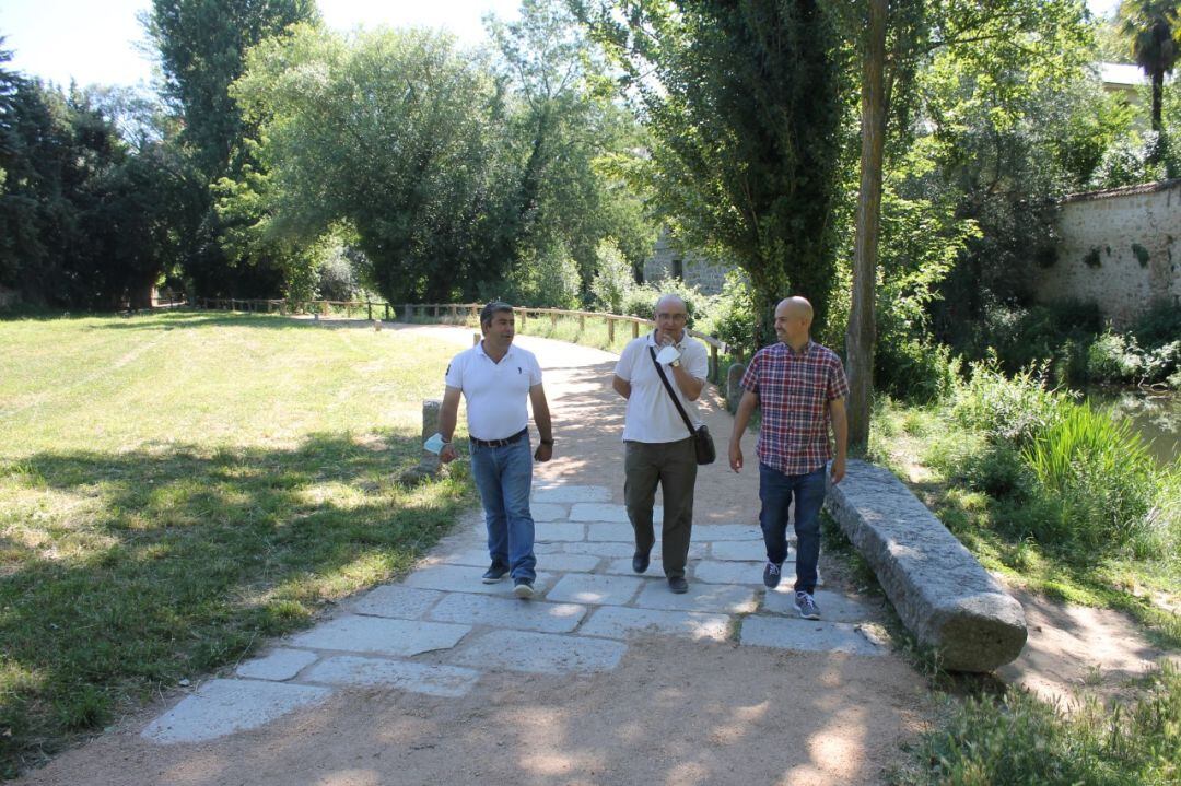 Camino reparado junto al río Eresma