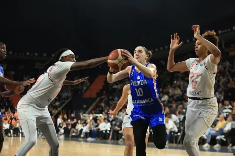 Iyana Martín entra a canasta durante el  partido ante Cukurova/FIBA