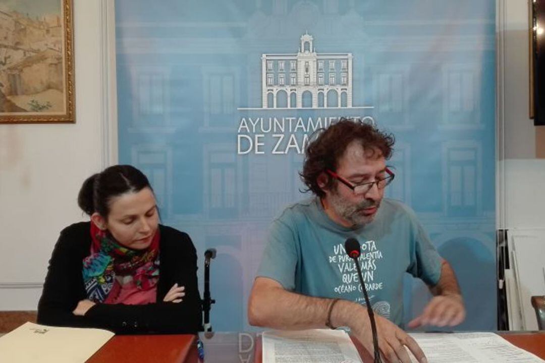 Miguel Ángel Viñas junto a la concejala de CUltura, Maria Eugenia Cabezas