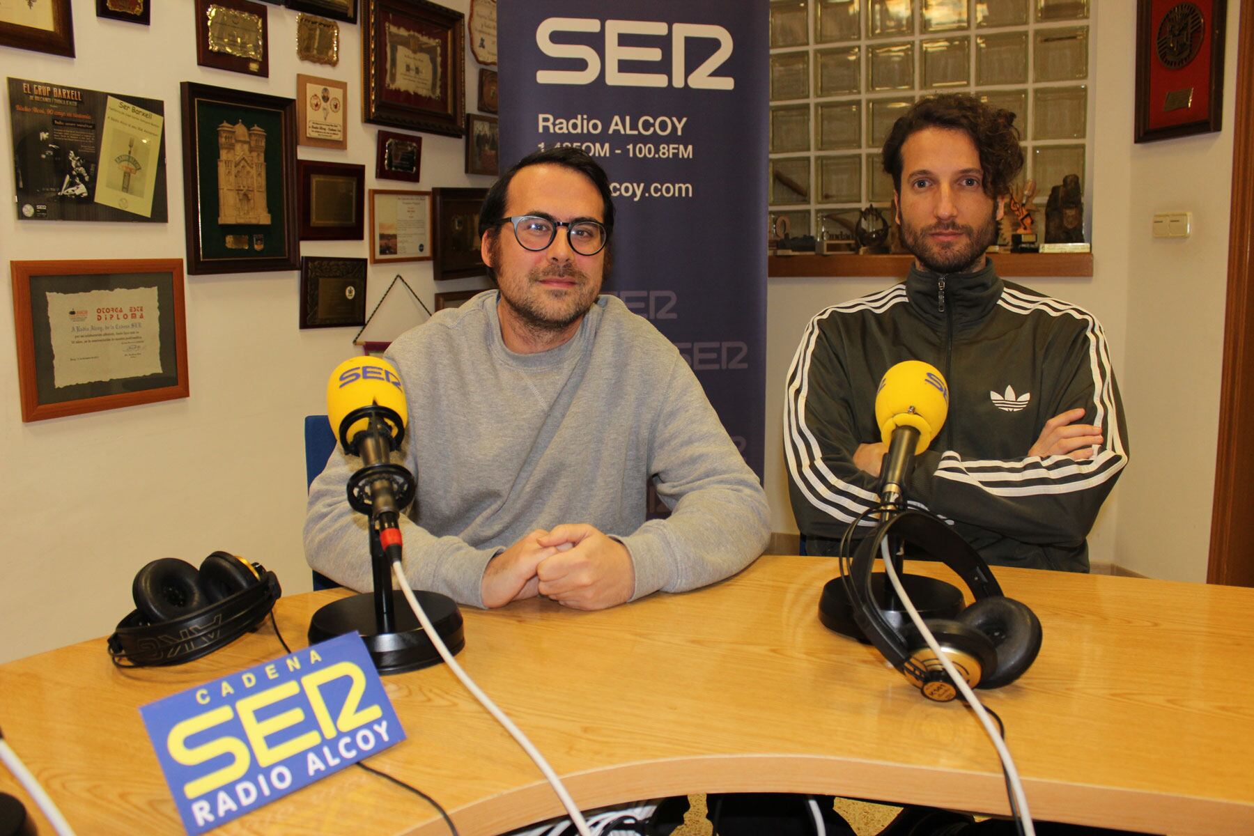 Jordi Arques y Damià Llorens, en el estudio central de Radio Alcoy