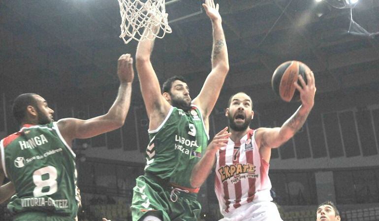 Bourousis trata de frenar a Spanoulis en el Palacio de la Paz y la Amistad.