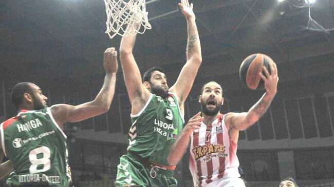 Bourousis trata de frenar a Spanoulis en el Palacio de la Paz y la Amistad.