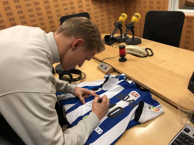 Odegaard firma un autógrafo después de una entrevista en Radio San Sebastián