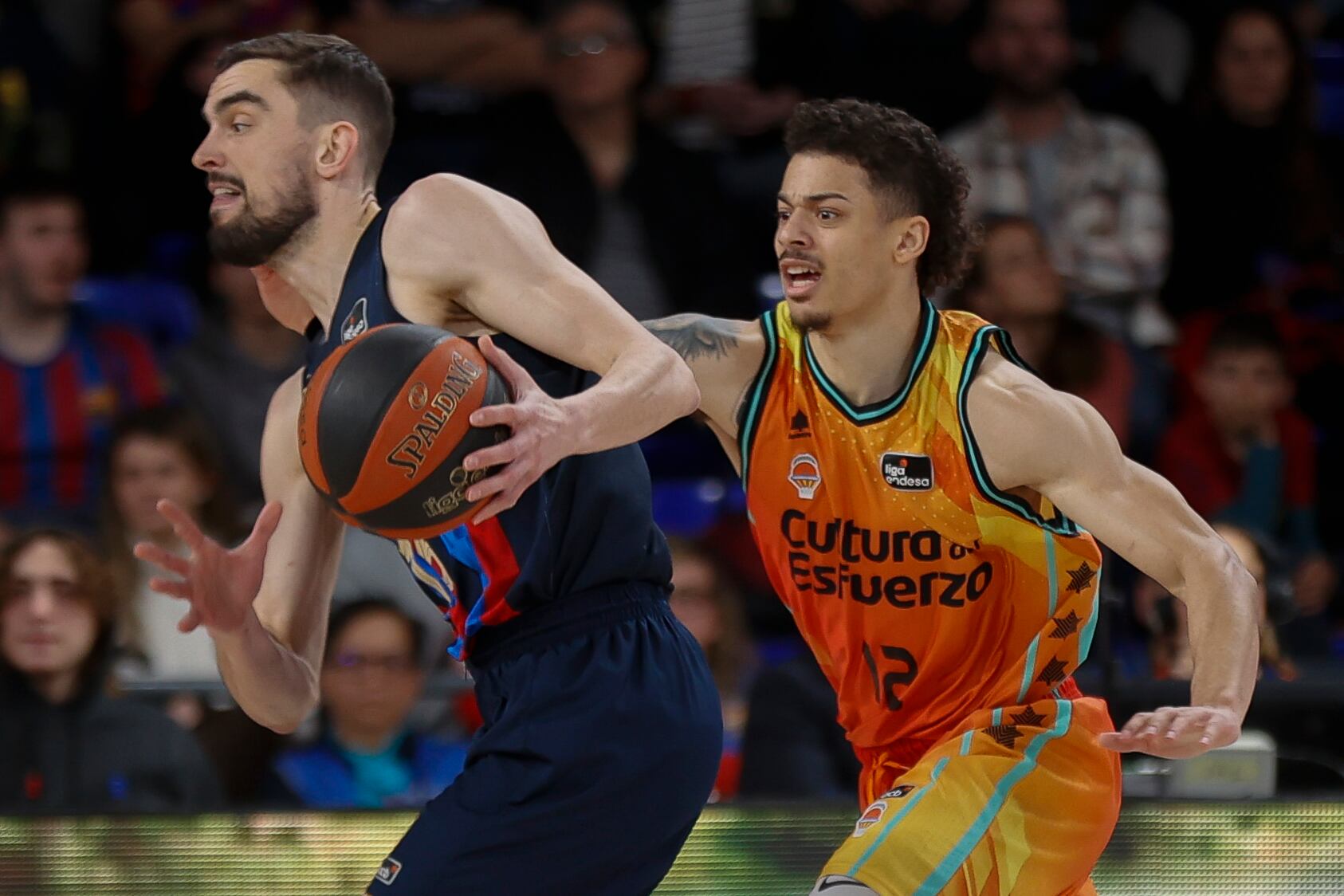 El base checo del Barcelona Tomas Satoranasky (i) y el base montenegrino del Valencia Basket Jonah Radebaugh (d) luchan por el balón durante partido de liga ACB que se disputa en el Palau Blaugrana de Barcelona, este domingo. EFE/ Toni Albir