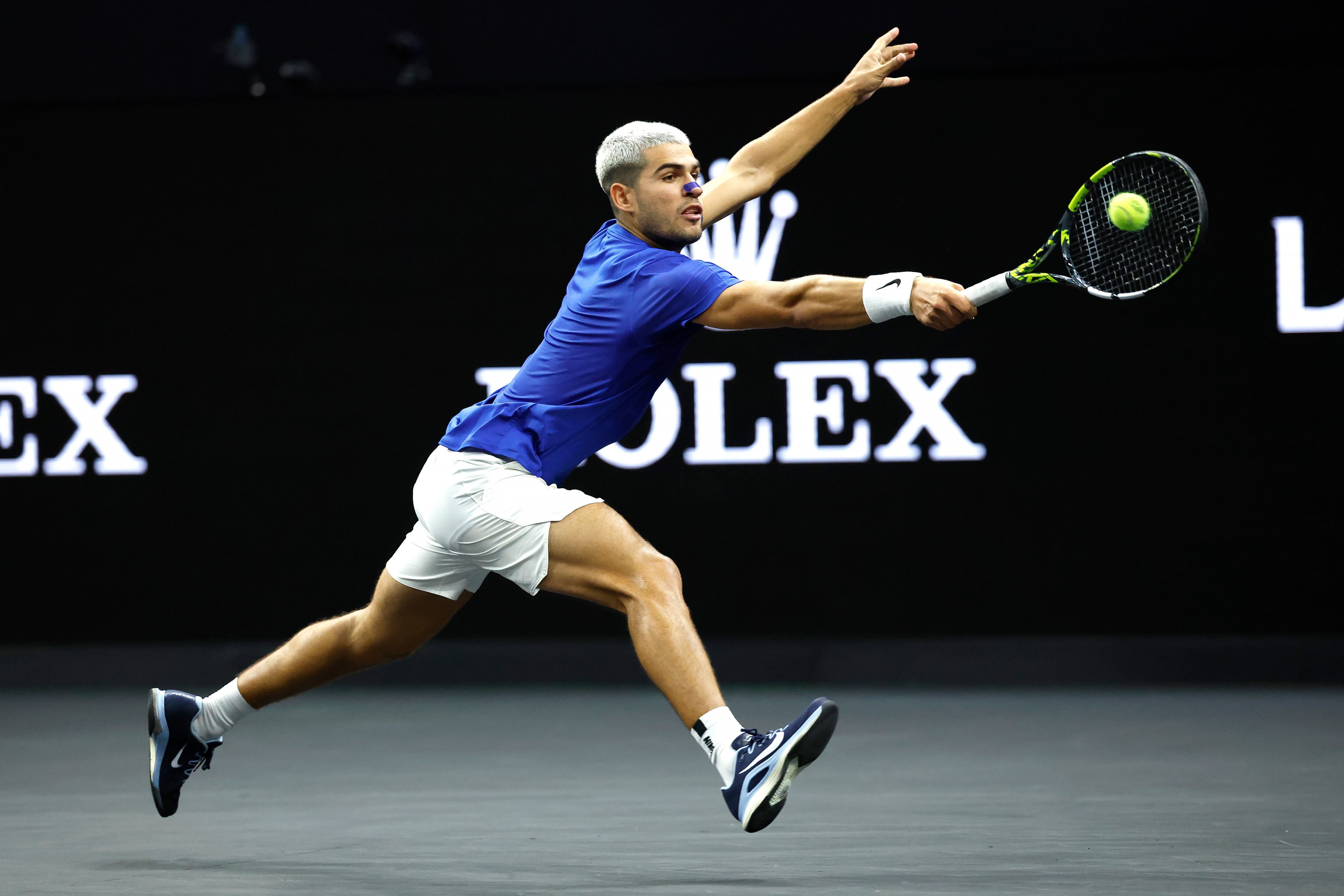 SAN FRANCISCO (United States), 21/09/2025.- Team Europe&#039;s Carlos Alcaraz of Spain in action against Team World&#039;s Francisco Cerundolo of Argentina during Match 11 singles of the Laver Cup tennis tournament in San Francisco, California, USA, 21 September 2025. (Tenis, España) EFE/EPA/JOHN G. MABANGLO
