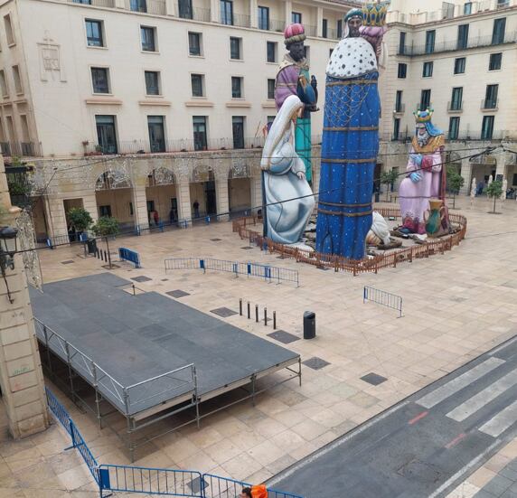 Belén gigante instalado en la plaza del Ayuntamiento de Alicante y con perímetro de seguridad por las fuertes rachas de viento
