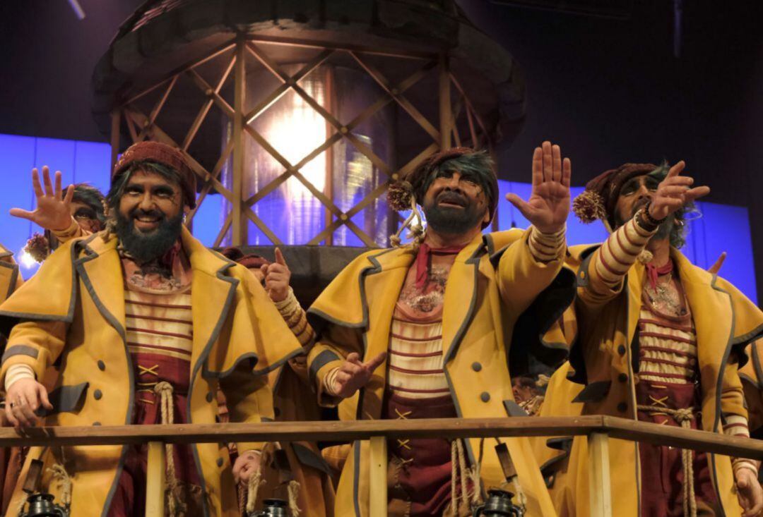 La comparsa Los Luceros durante uno de sus pases en el Teatro Falla