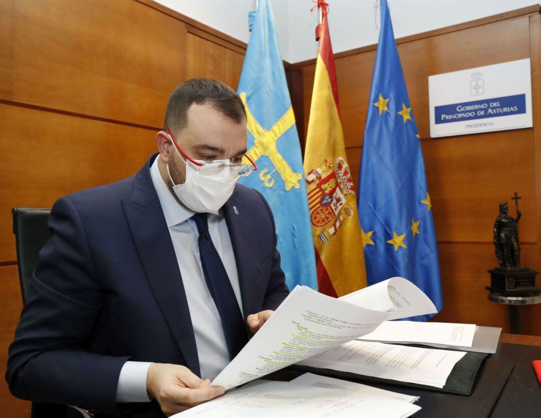 Adrián Barbón durante la reunión del comité de crisis del COVID-19 en Asturias. 