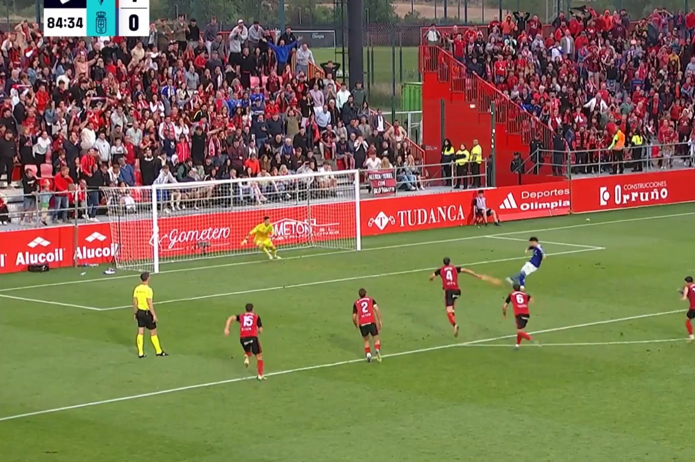 Momento en el que Egiluz pega un salto en el penalti del Oviedo