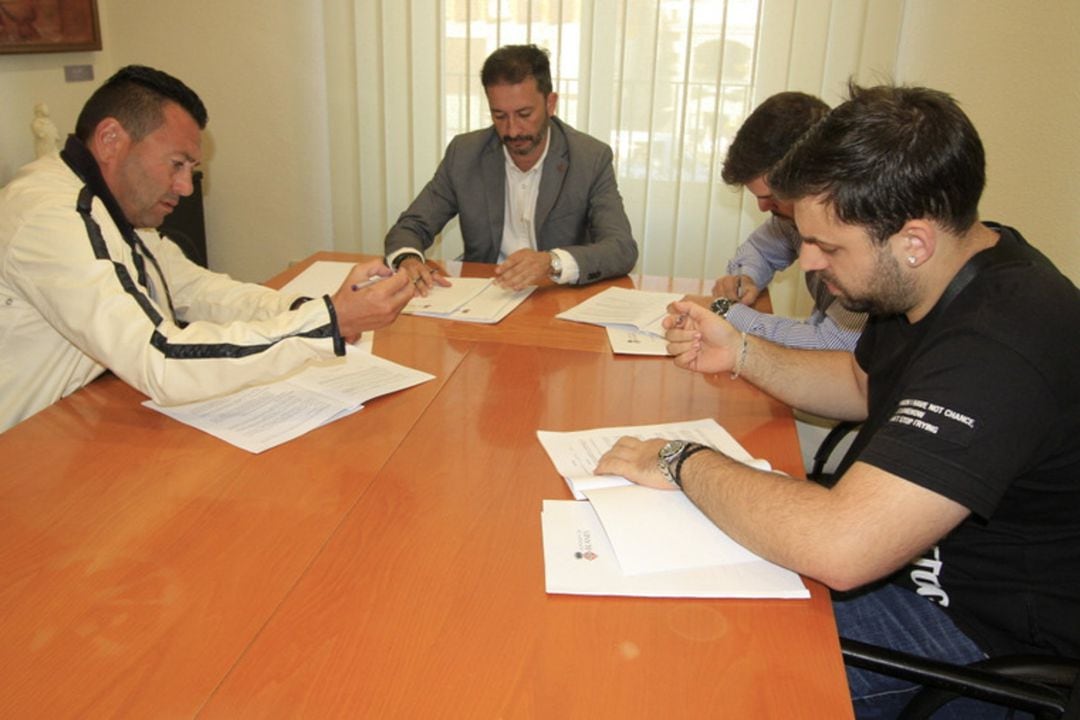 Pla general de l'alcalde de Blanes, Àngel Canosa, amb tres empresaris d'oci nocturn signant un conveni