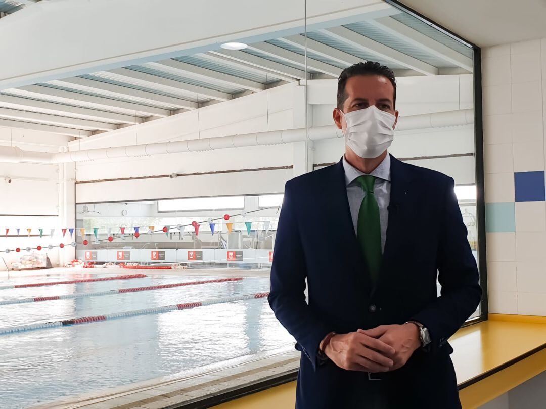 El alcalde de Elda, Rubén Alfaro, en la Piscina Municipal Cubierta 