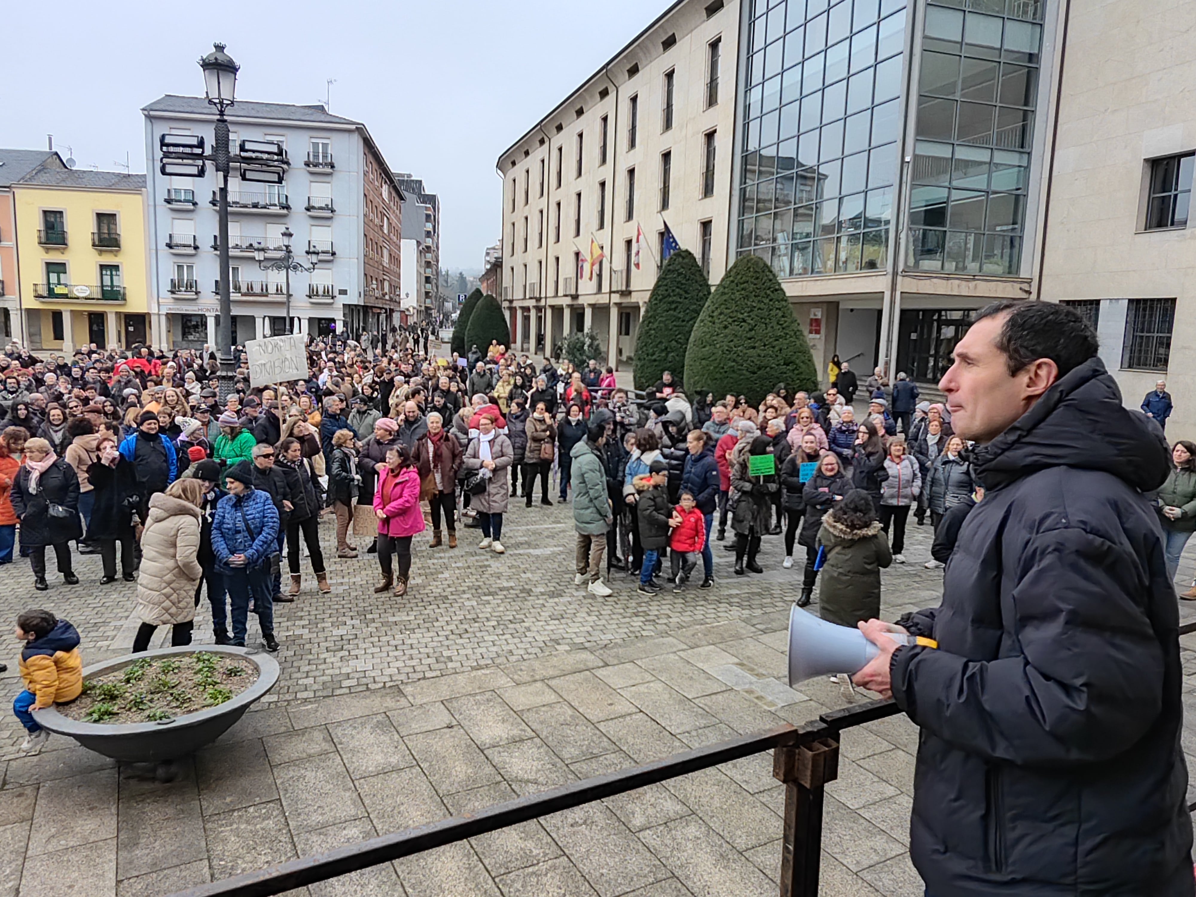 El portavoz se dirige a los manifestantes