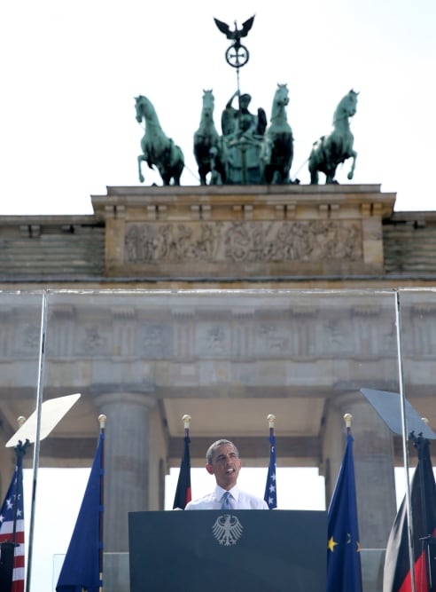 Ante más de 4.000 invitados y en mangas de camisa ante el sofocante calor que se vive este miércoles en la capital alemana, Obama ha dado su simbólico discurso