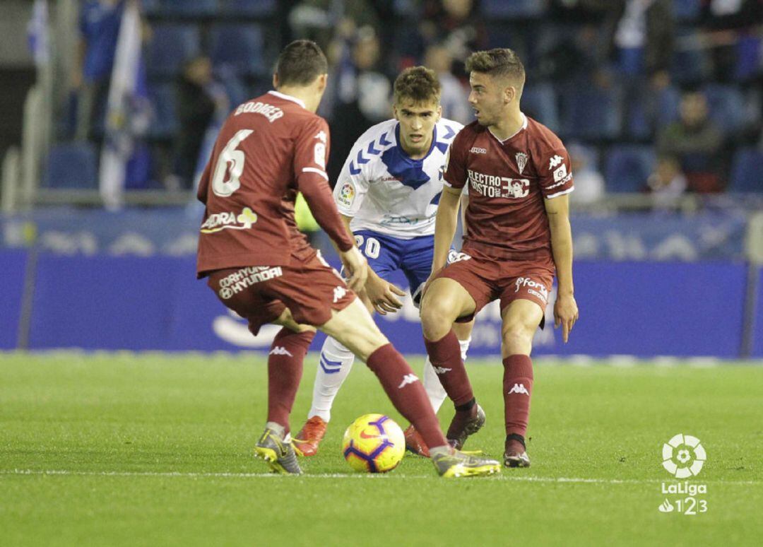 Undabarrena trata de frenar el avance de dos jugadores cordobeses