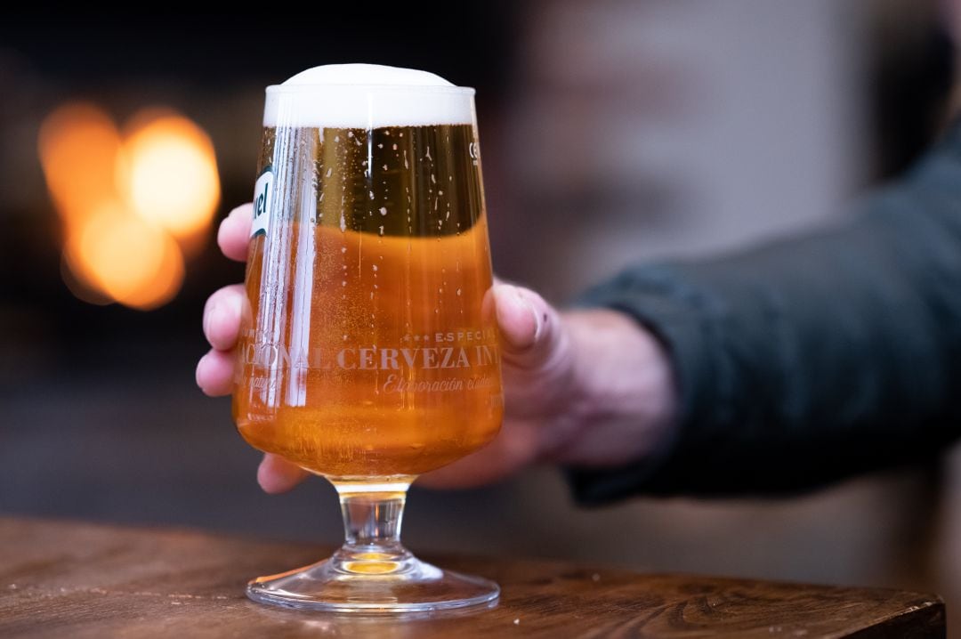 Un hombre sujeta un vaso de cervez en un pub de Cardiff, Gales. 