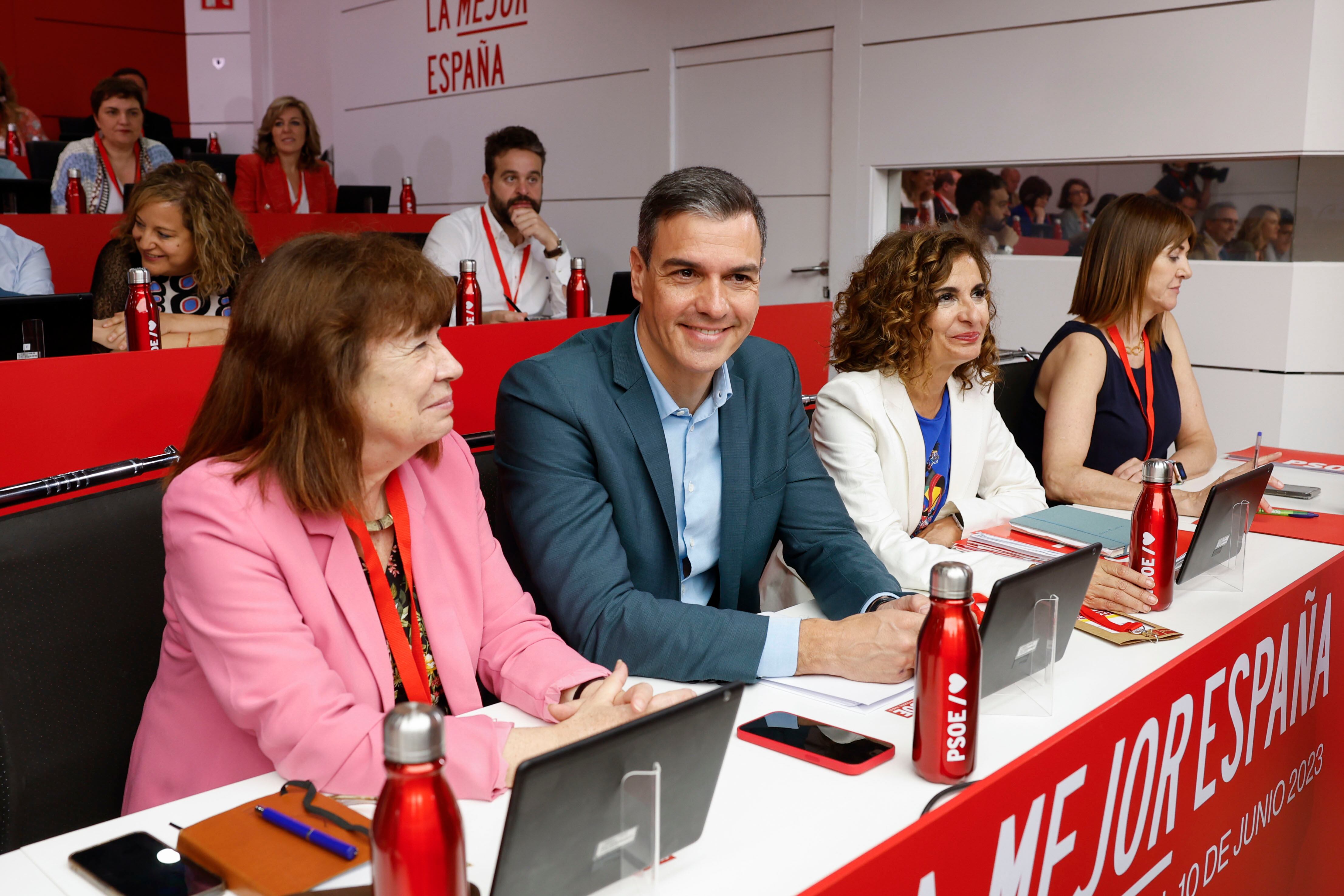 El presidente del Gobierno, Pedro Sánchez junto con la ministra de Hacienda, María Jesús Montero y la presidenta del PSOE, Cristina Narbona este sábado la reunión del Comité Federal del PSOE en la sede del partido en Madrid
