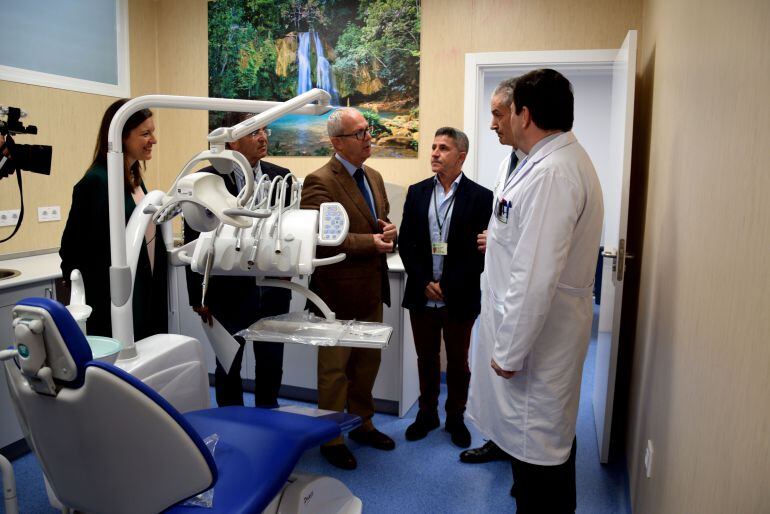Visita del delegado de la Junta en Cádiz, Juan Luis Belizón, a la unidad de Salud Bucodental de San Carlos