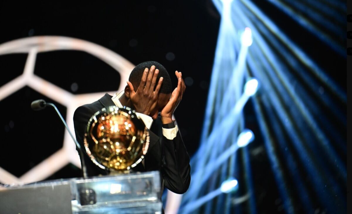 Ousmane Dembélé emocionado al recibir el premio./ @ballondor