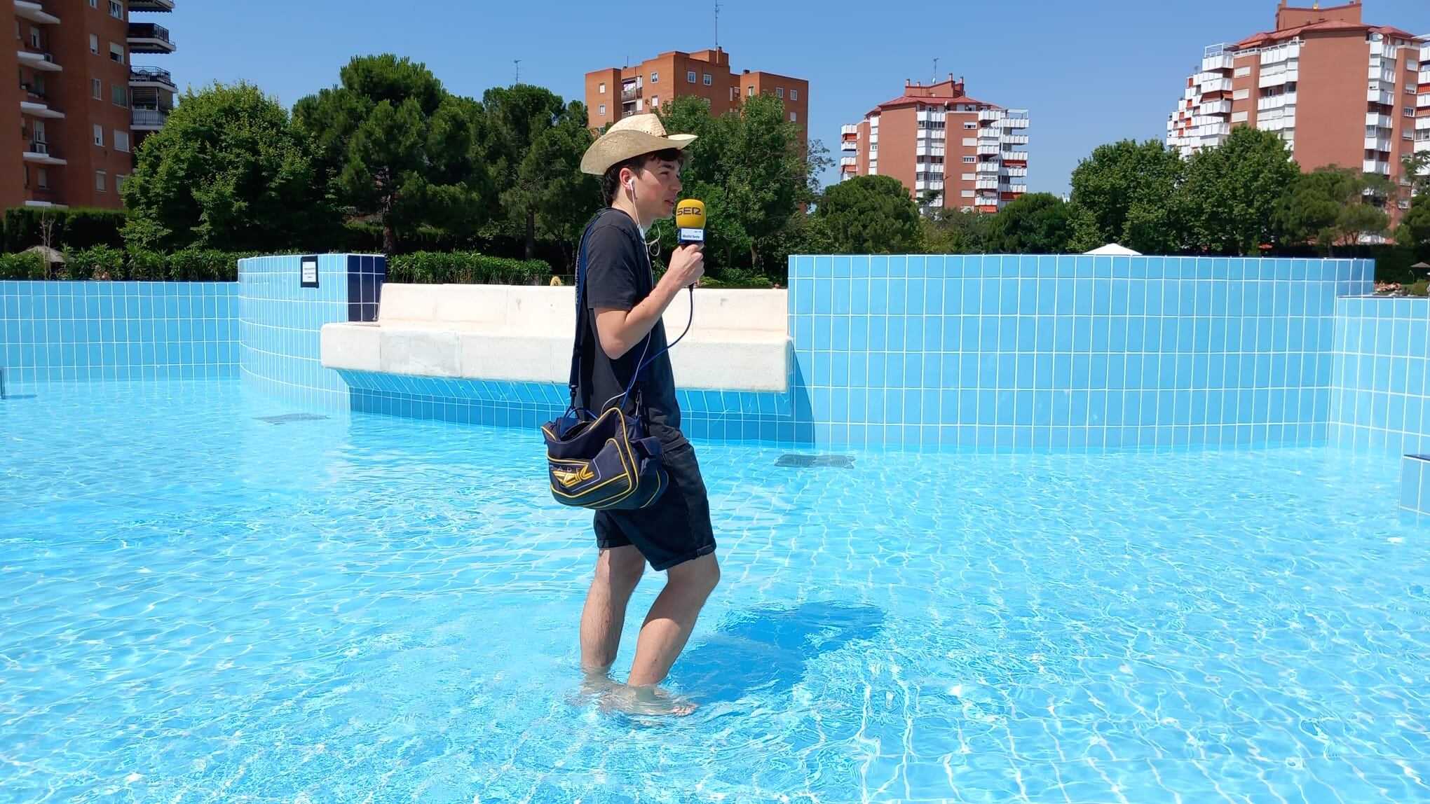 Gerard Salom se encuentra como pez en el agua hablando con las personas