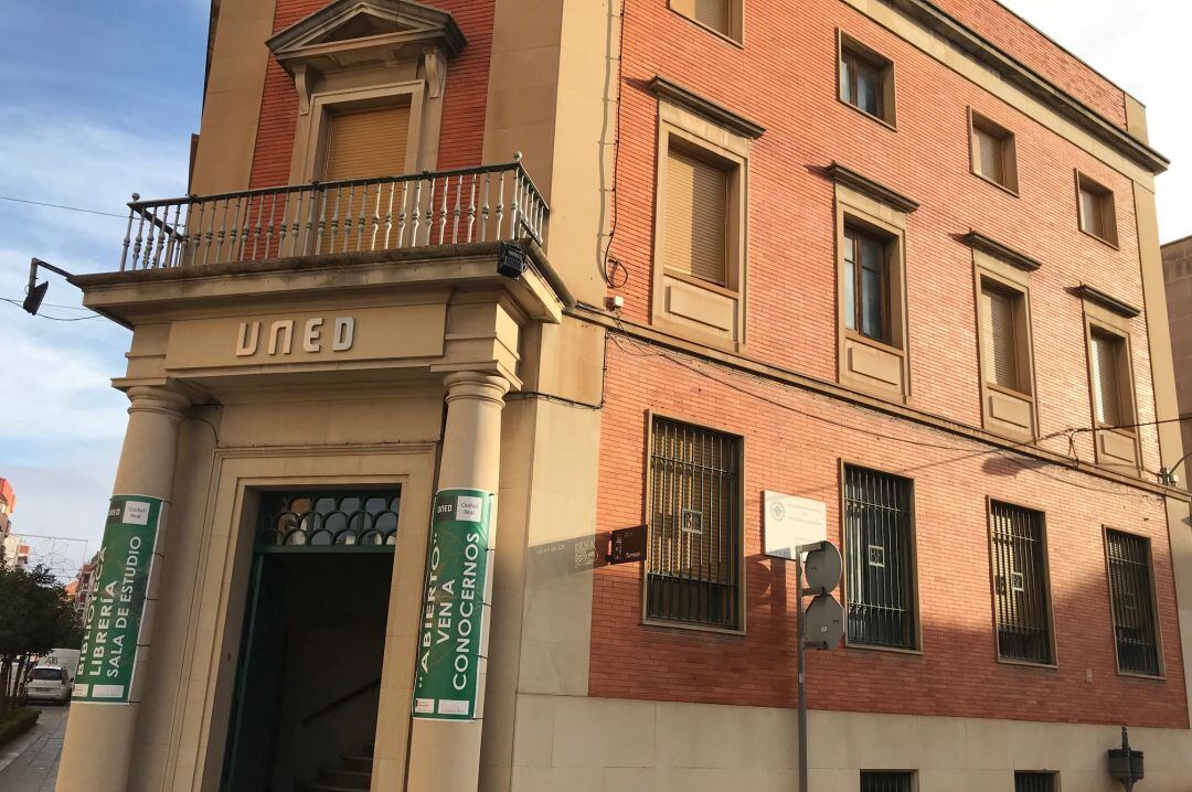 Fachada de la UNED en Valdepeñas (Ciudad Real) 