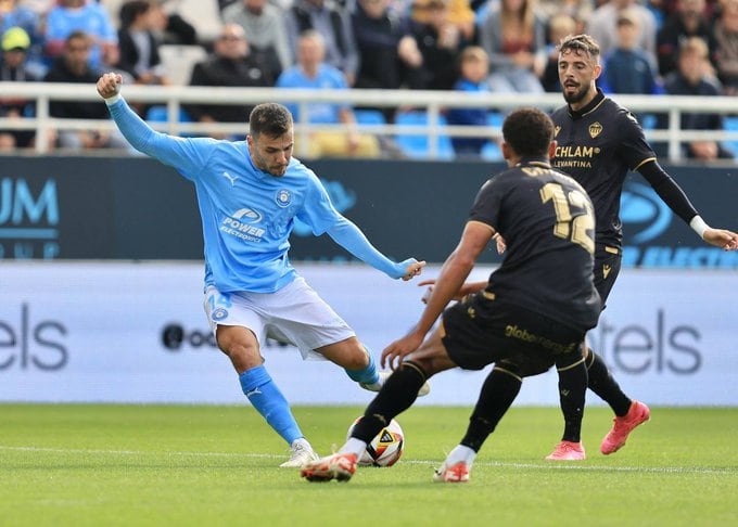 Alex Gallar en un lance del partido