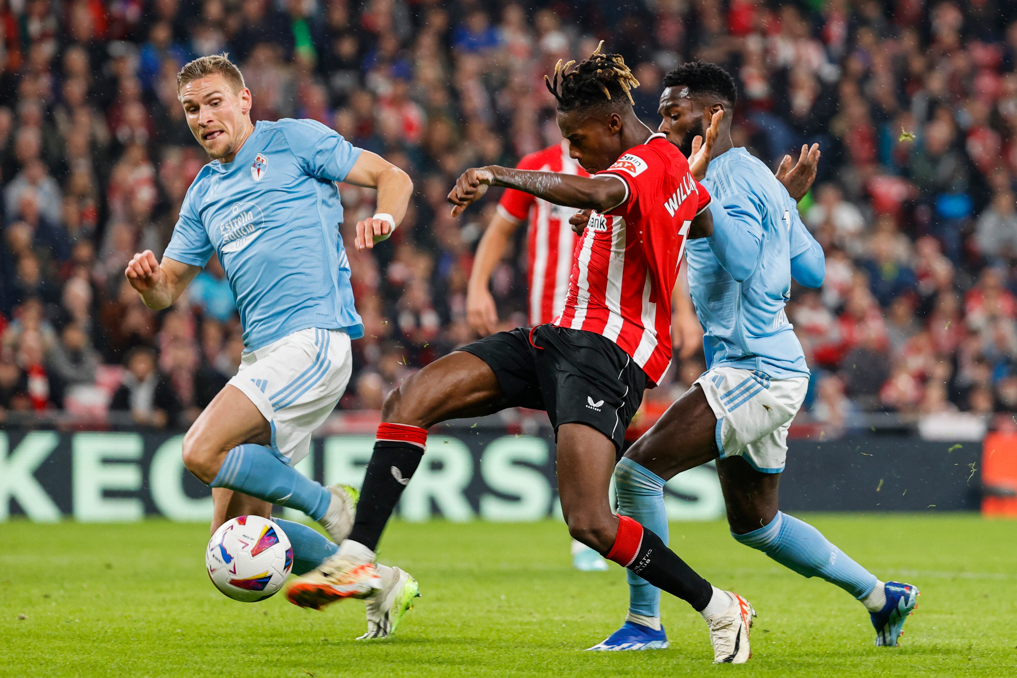 BILBAO (ESPAÑA), 10/11/2023.- El delantero del Athletic Club Nico Williams (c) disputa una posesión ante Carl Starfelt (i) defensa sueco del Celta de Vigo durante el partido correspondiente a la jornada 13 de LaLiga que Athletic Club y Celta de Vigo disputan este viernes en el Estadio de San Mamés. EFE/ Luis Tejido
