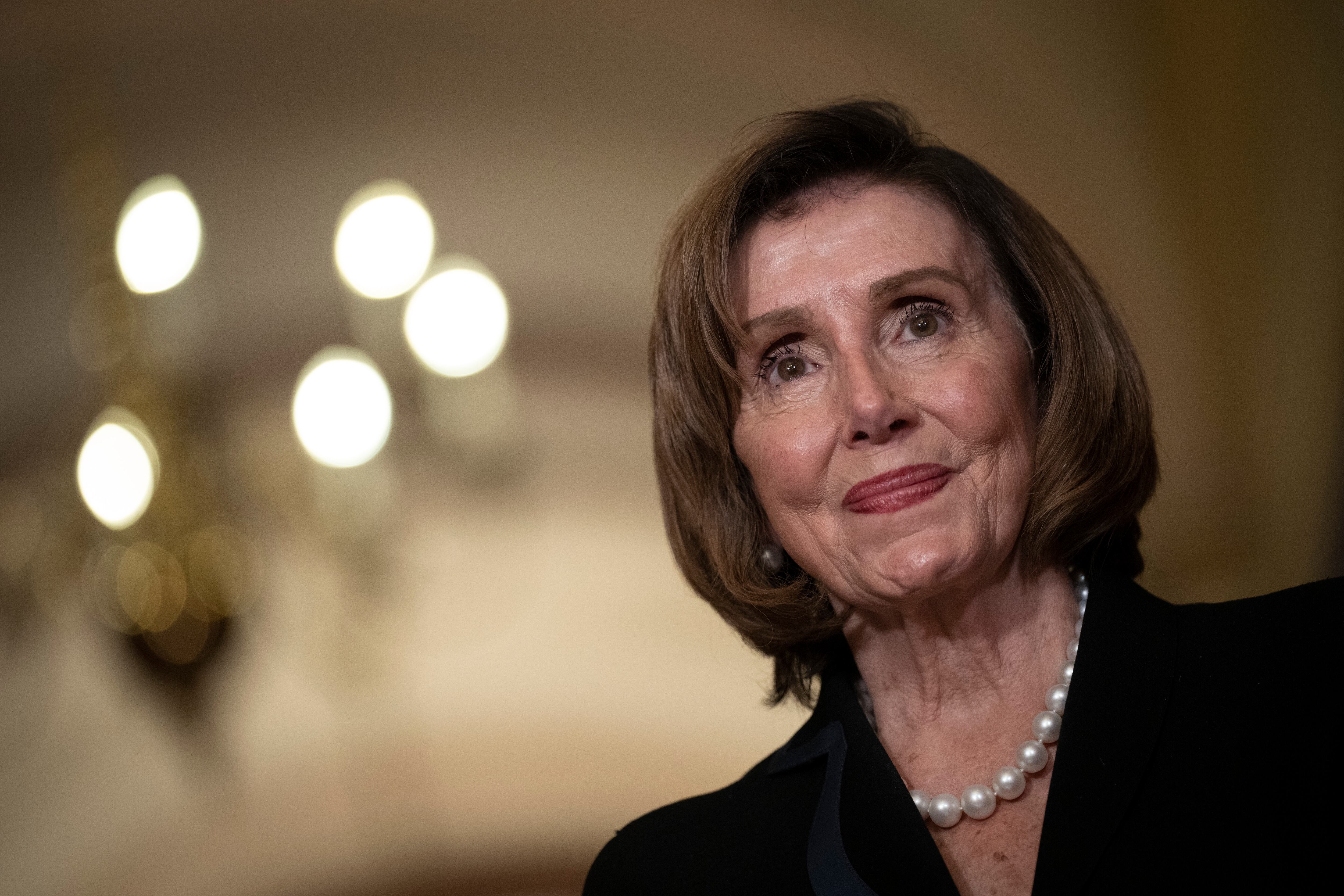 La presidenta de la Cámara de Representantes de EEUU, Nancy Pelosi, atiende a la prensa antes de reunirse con el presidente israelí Isaac Herzog, el pasado 25 de octubre