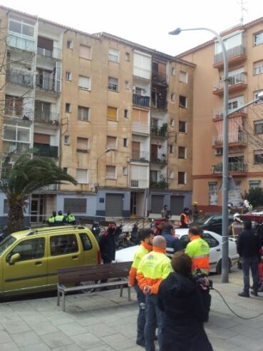 Els bombers i els serveis d'emergència davant l'edifici sinistrat a Mataró