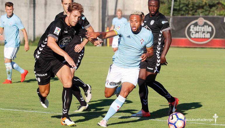 Un momento del partido entre el C. D. Lugo y el R. C. Celta de Vigo