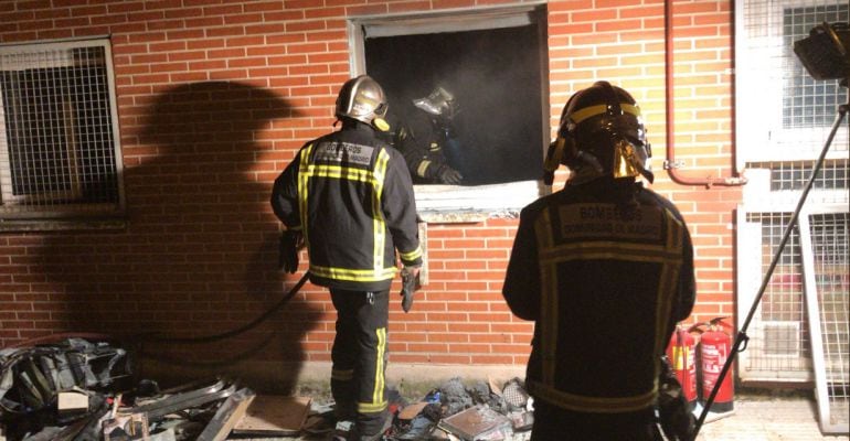 Los bomberos centraron sus labores en sofocar las llamas y ventilar el edificio