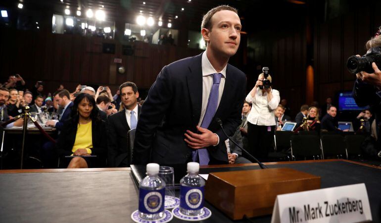 Mark Zuckerberg frente al senado.