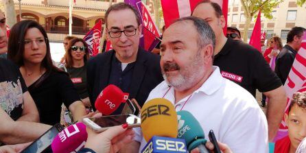 Carlos Pedrosa y Francisco De la Rosa, atendiendo a los medios